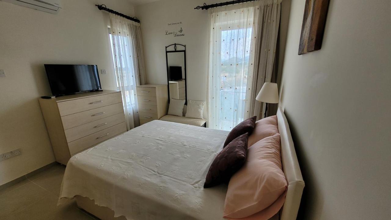 Sea And Mountain View Beachfront Penthouse Yali Zewnętrze zdjęcie